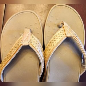 Women, Vionic beige sandal/flip flop, size 8 (NWT)